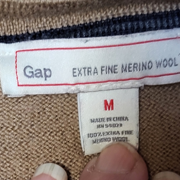 GAP Men's Light Camel Soft Merino Wool V-Neck Sweater - Size M - Picture 4 of 8